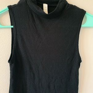 Cropped no sleeve turtleneck.